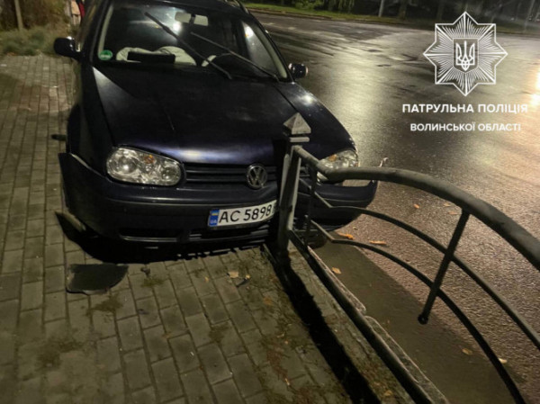 У Луцьку п'яний водій протаранив дорожній паркан