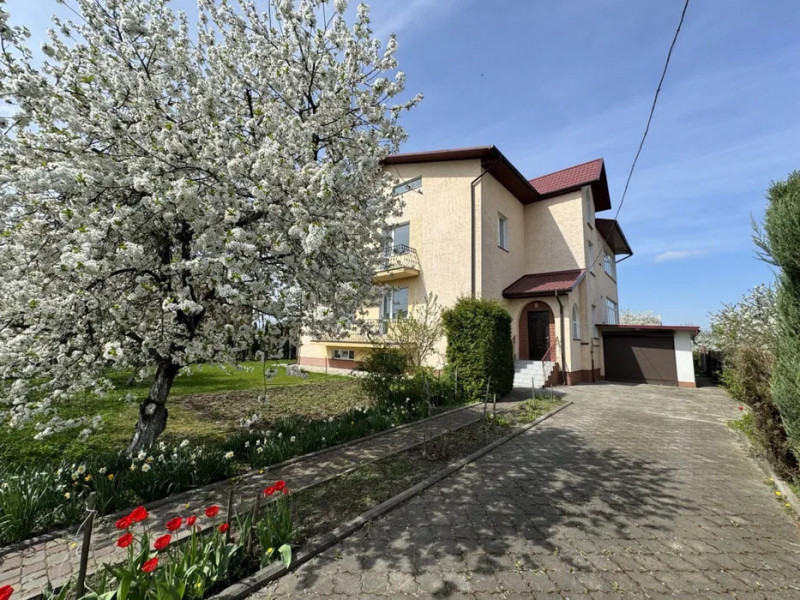 Під Луцьком продають котедж, який можна перетворити на готель або клініку