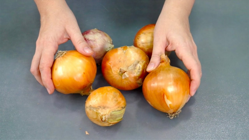 Пересипте цибулю цим засобом і забудете про гниль назавжди