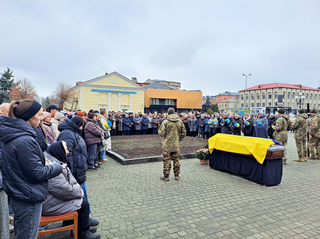 Коровай ділили на кладовищі: у Ковелі в останню путь провели 18-річного Героя Дмитра Приймачука