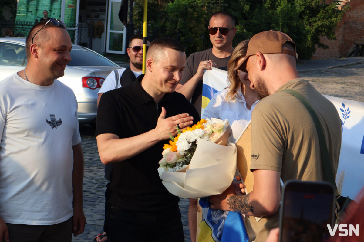 «Я взагалі не очікував, що повернуся»: у Луцьку зустріли звільненого з російського полону захисника Олександра Пришка