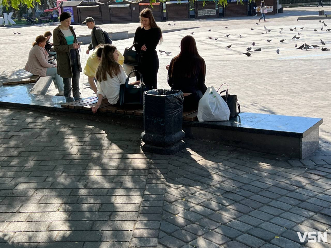 Гори сміття після вечірніх гулянь: що відбувається на Театральному майдані в Луцьку