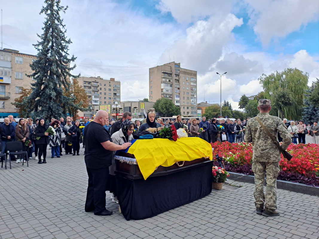 На Волині попрощалися з 33-річним морпіхом Павлом Коломійчуком, який загинув у ДТП