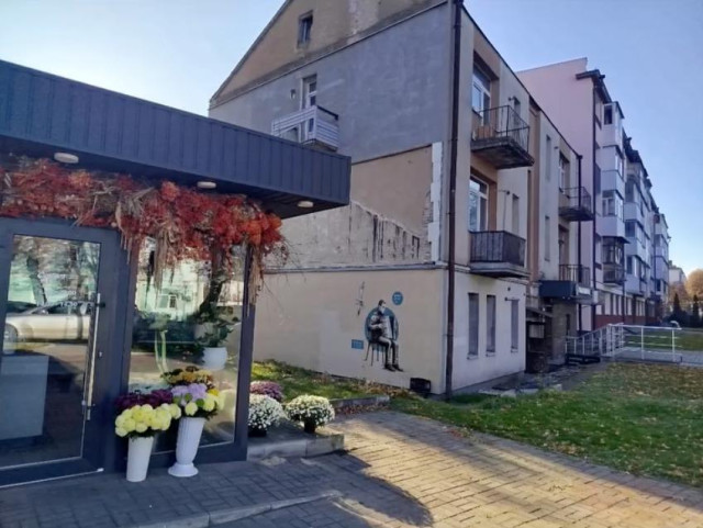 У Луцьку з’явився новий мурал із вуличним музикантом Сергієм Васевичем