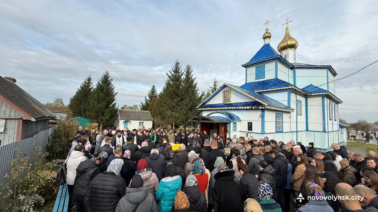 Коровай ділили на похороні: на Волині провели в останню дорогу Героя Павла Дорощука