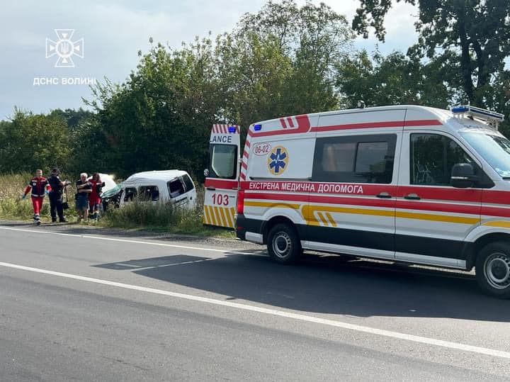 У Луцькому районі сталася ДТП: водія деблокували рятувальники