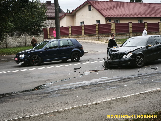 У Луцьку сталася ДТП на проспекті Відродження: жінку забрала швидка