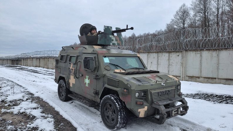 Протитанкові рови, міни й колючий дріт: кордон з Білоруссю на Волині продовжують укріплювати