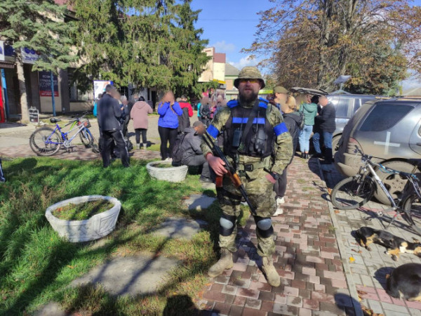 Волинські поліцейські привезли Starlink в деокуповане село на Харківщині