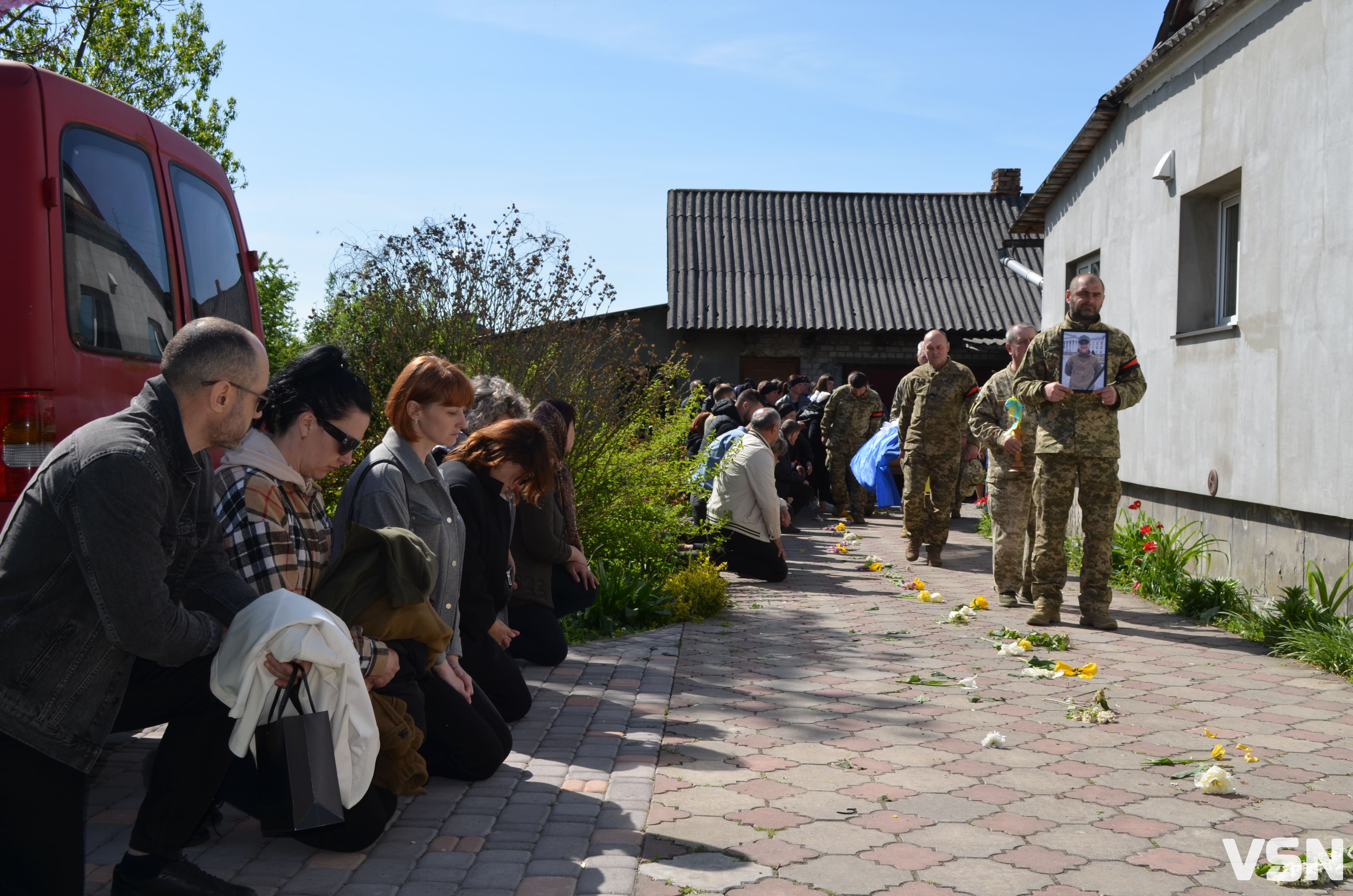 Був людиною, до якої тягнулося серце: на Волині попрощалися з 26-річним Героєм Дмитром Слюсарем