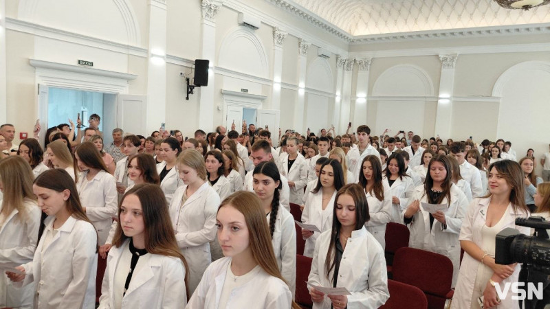 У Луцьку відбулася посвята першокурсників медфакультету: 220 студентів одягнули білі халати