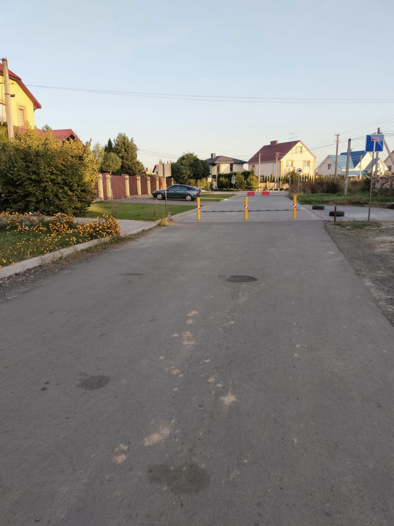 Люди кругами змушені їздити на роботу: у скандальній громаді біля Луцька перекрили дорогу