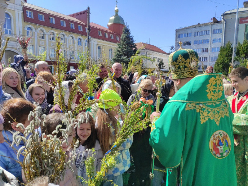 Віряни більше години стояли в черзі: у луцькому соборі освятили вербу