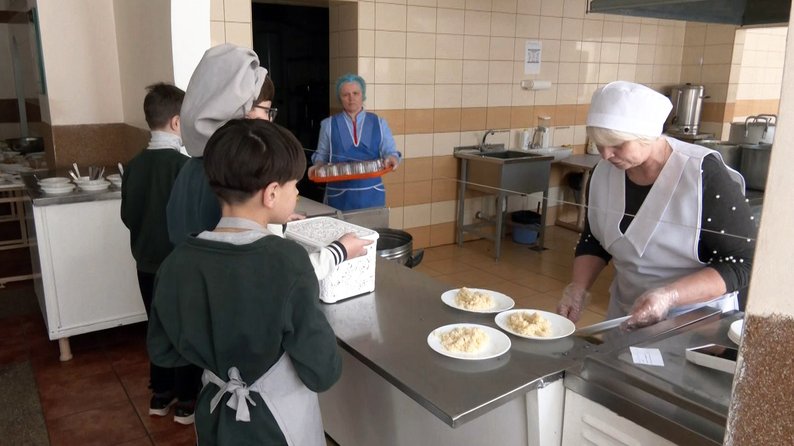 На роботу о 4 ранку: як під час відключень світла готують сніданки та обіди у школах Луцька
