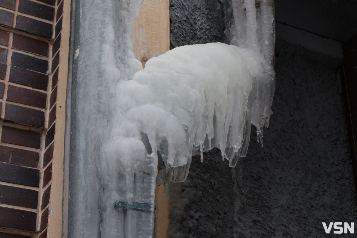 Небезпечні бурульки у Луцьку: хто відповідає за очищення дахів і як убезпечити себе