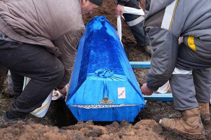 На Харківщині попрощалися з Григорієм Шикулою і його трьома дітьми