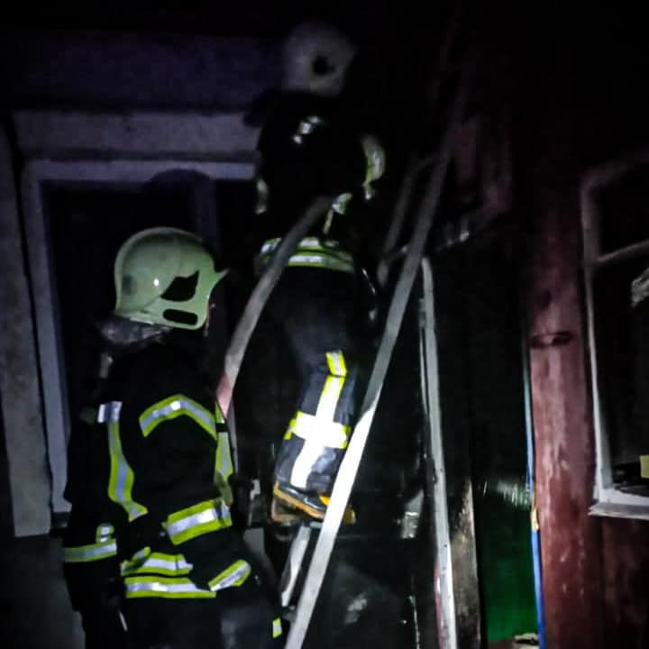 У Луцьку горів житловий будинок: з вогню врятували чоловіка