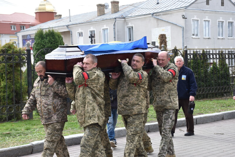 Загинув на Донеччині: у Луцьку попрощалися з Героєм Андрієм Головченком