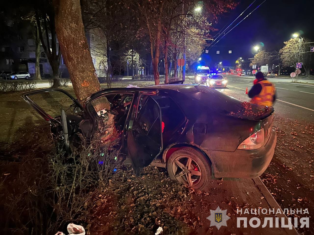 Нічна ДТП у Луцьку: водій на Lexus на шаленій швидкості влетів у дерево