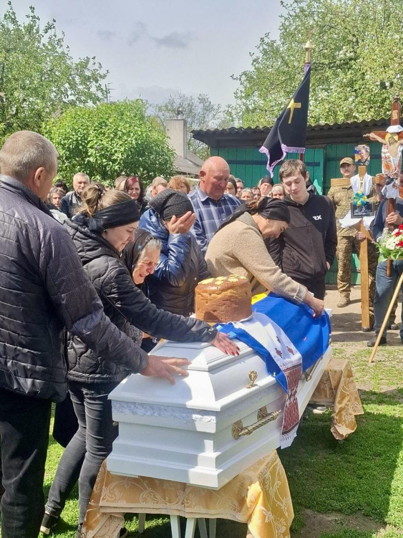 Коровай ділили на кладовищі: на Волині попрощалися із 24-річним Героєм Петром Олендром
