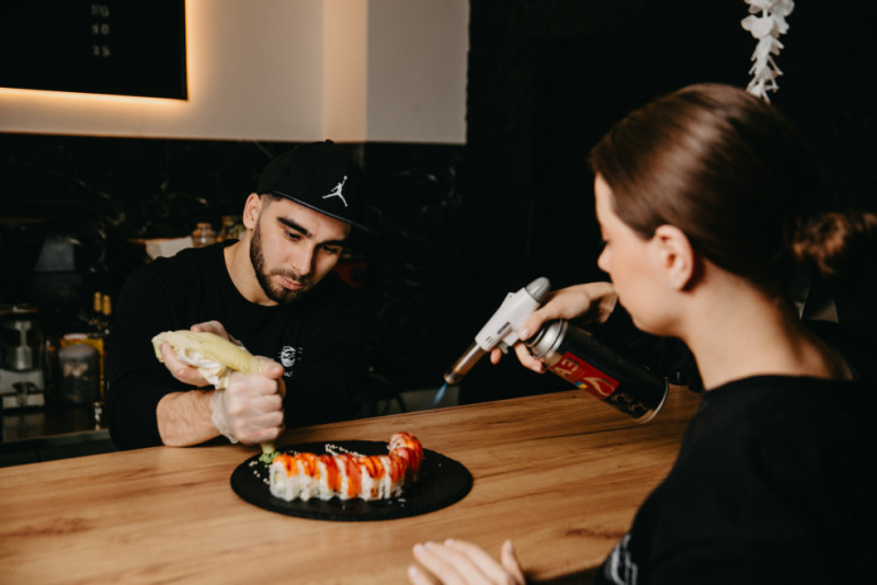 Усе розпочалось з любові: у Луцьку військовий зі своєю коханою відкрив «Oishi sushi»