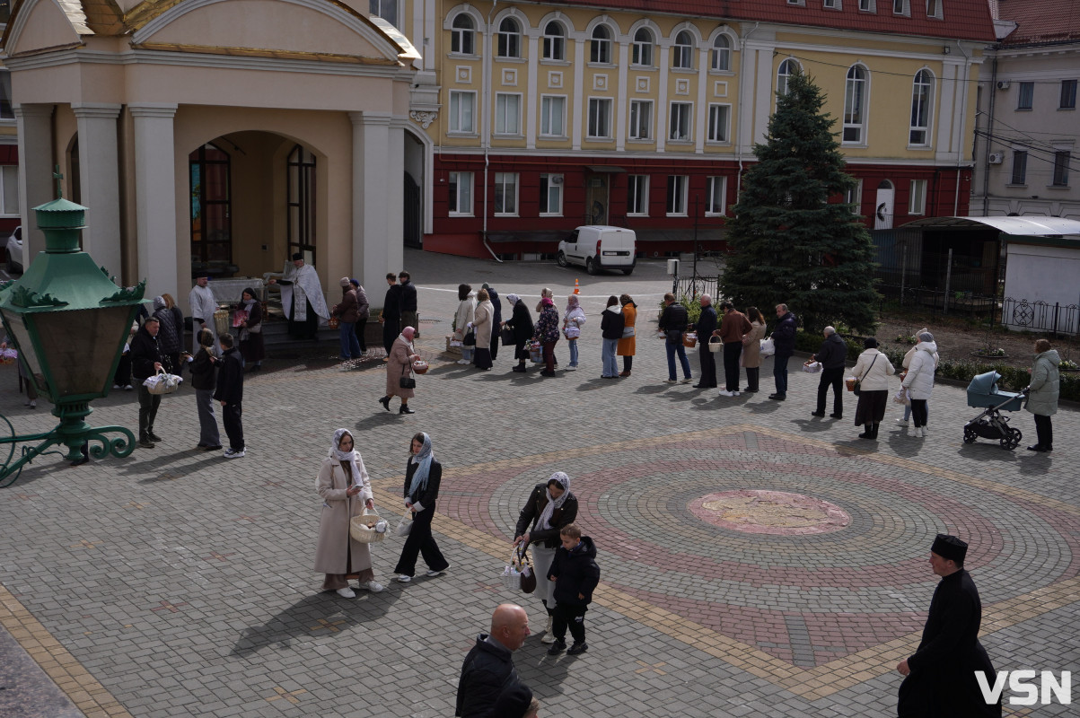 Як у Луцьку освячують Великодні кошики? Фоторепортаж