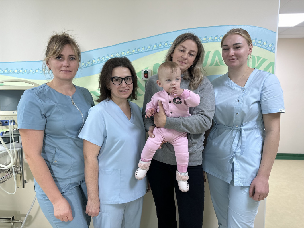 У Луцьку медики виходили немовля, що народилося з вагою 550 грамів: нині дівчинці виповнився рік