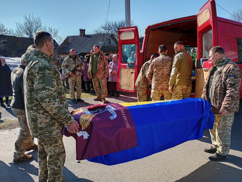 Помер у лікарні, де боровся з важкими пораненнями: на Волині поховали захисника Володимира Гаврилюка