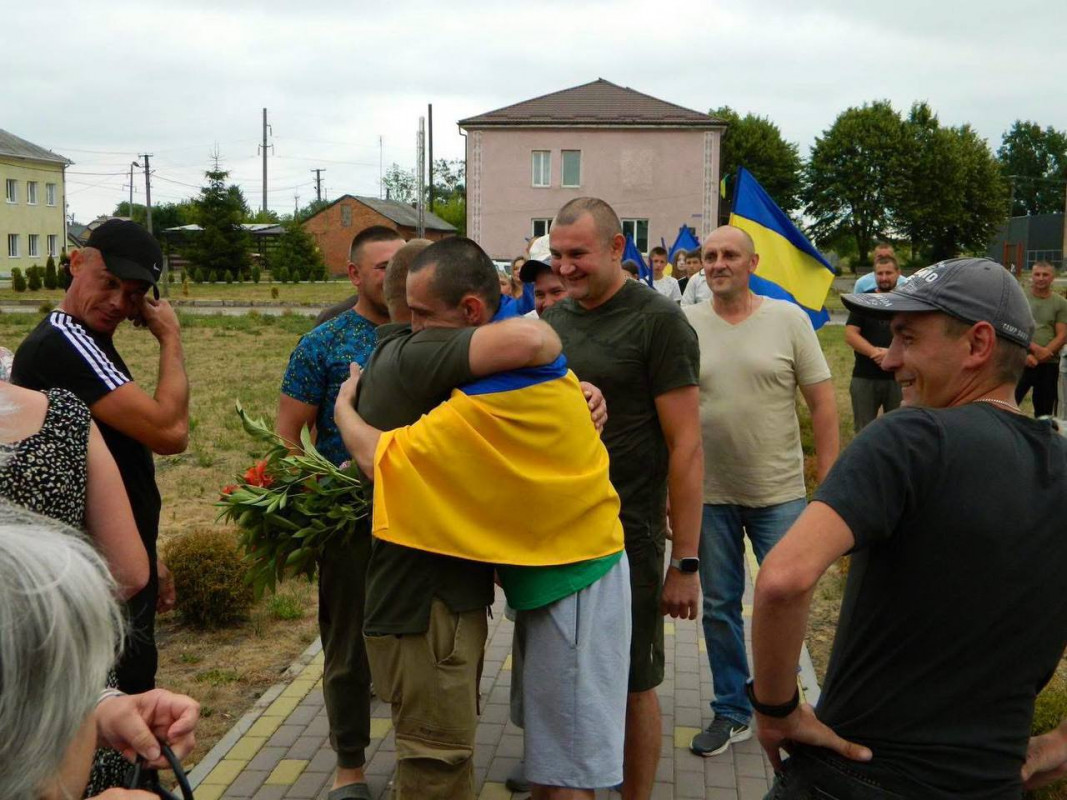 Майже три роки полону позаду: на Волині громада зі сльозами радості зустріла захисника Сергія Кизуна