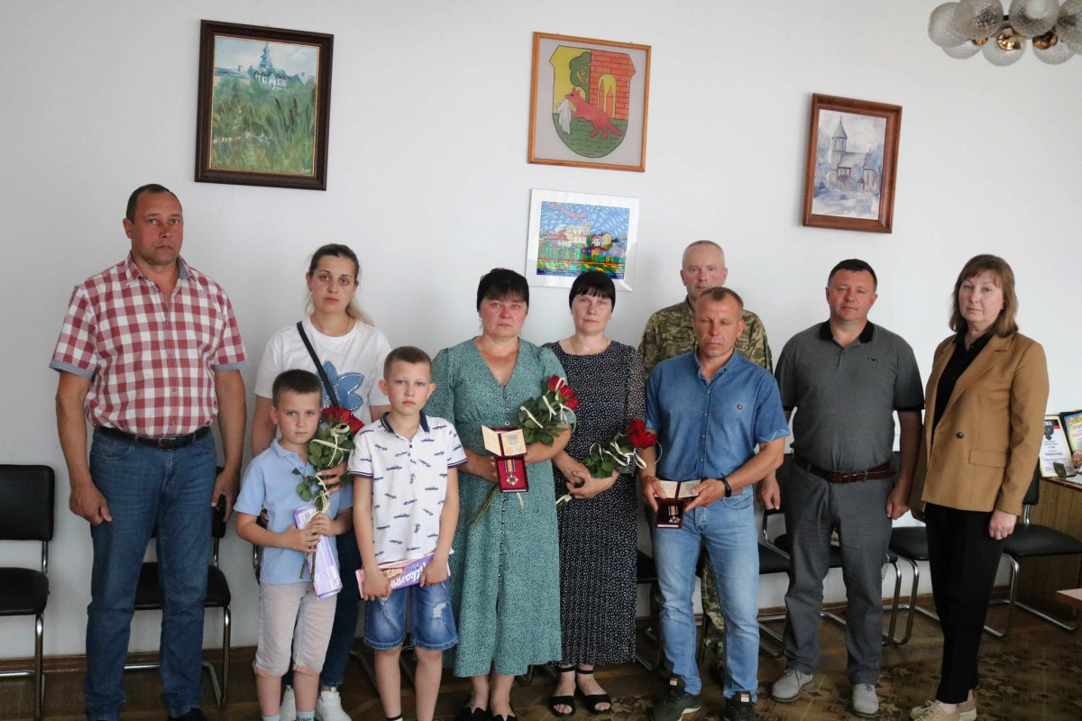 «Жодні відзнаки не повернуть найдорожче»: на Волині рідним загиблих захисників вручили їхні нагороди