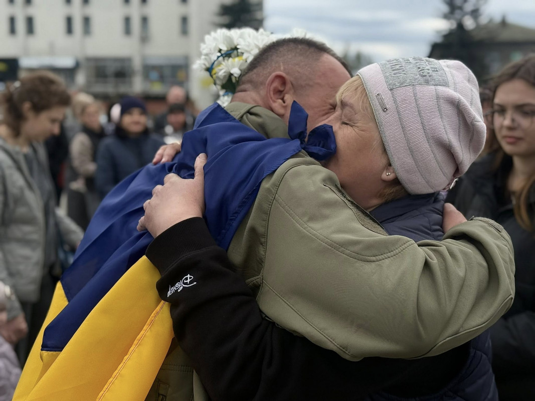У прикордонному місті на Волині зустріли звільненого з полону військового Андрія Жолоба