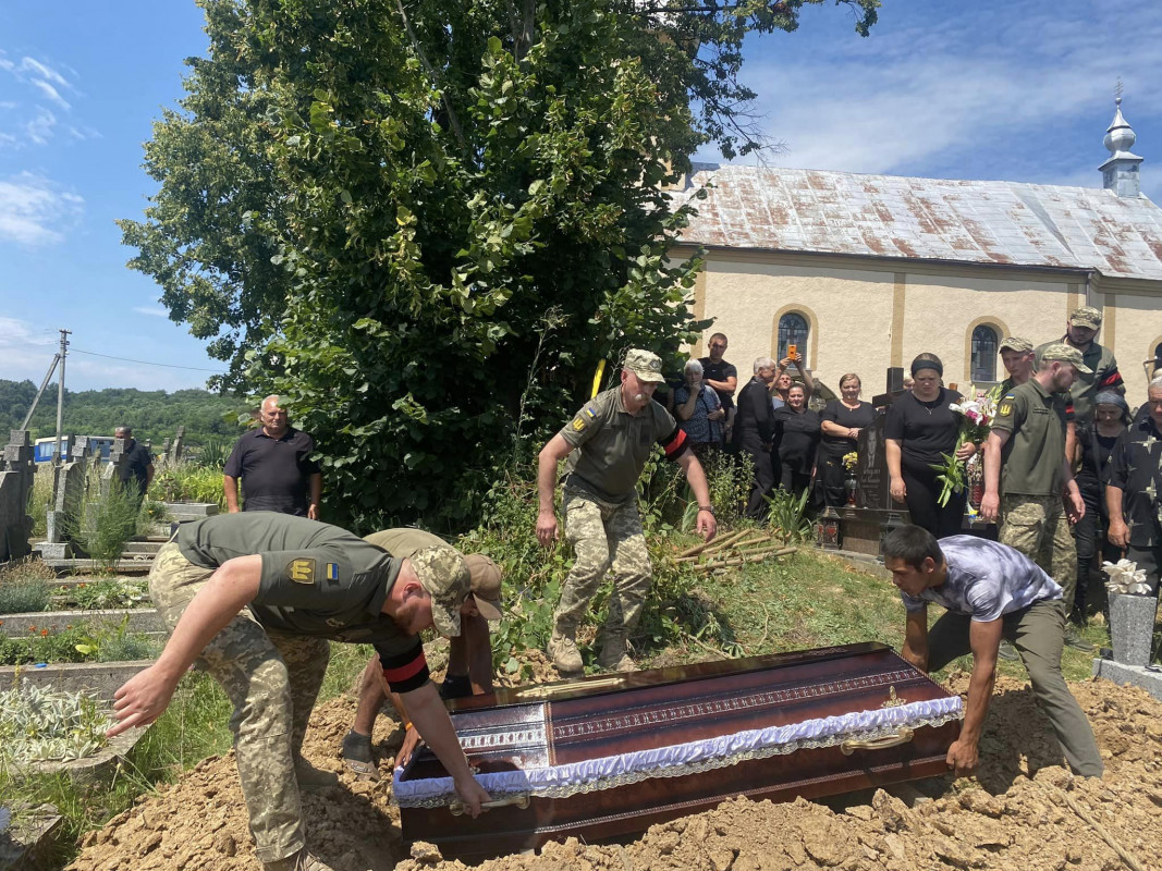 Чотири дні тому виповнилося 28 років: поховали військового, який трагічно загинув на Волині