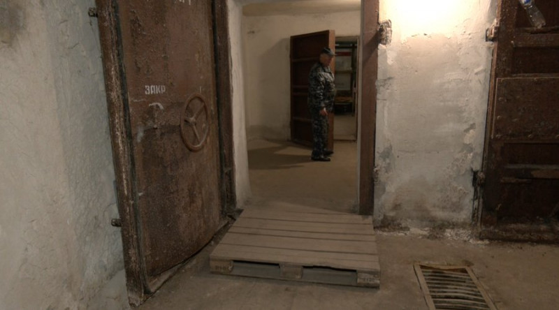 «Люди спотикаються, з колясками не можуть заїхати»: лучани скаржаться на стан укриття в одному з мікрорайонів