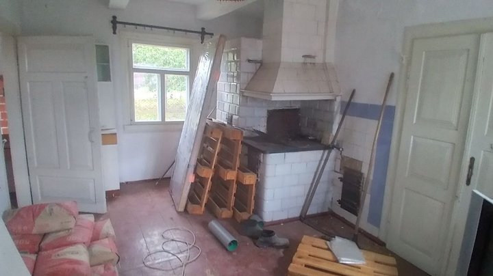 Втекли з окупації з двома дітьми і почали все з нуля: як родина із Запорізької області відбудувала стару хату на Волині