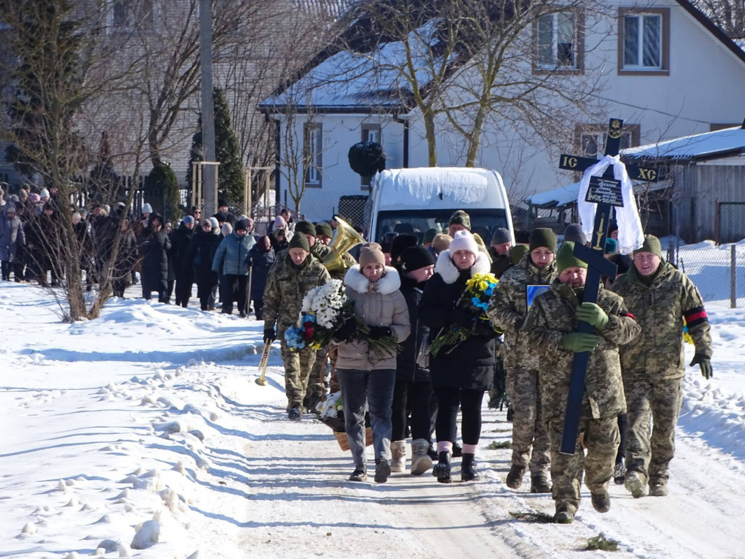 Понад рік родина жила між надією і болем: на Волині попрощалися з воїном Романом Махнюком