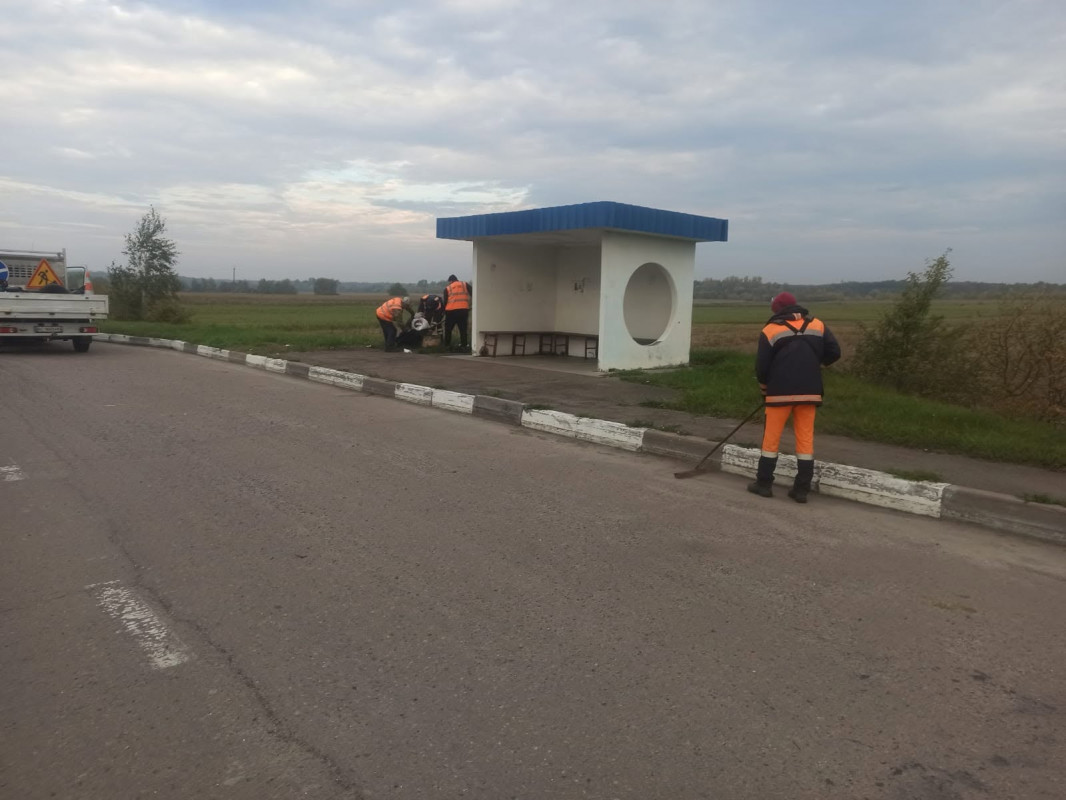 На важливій трасі Волині ліквідовують ями та укріплюють узбіччя