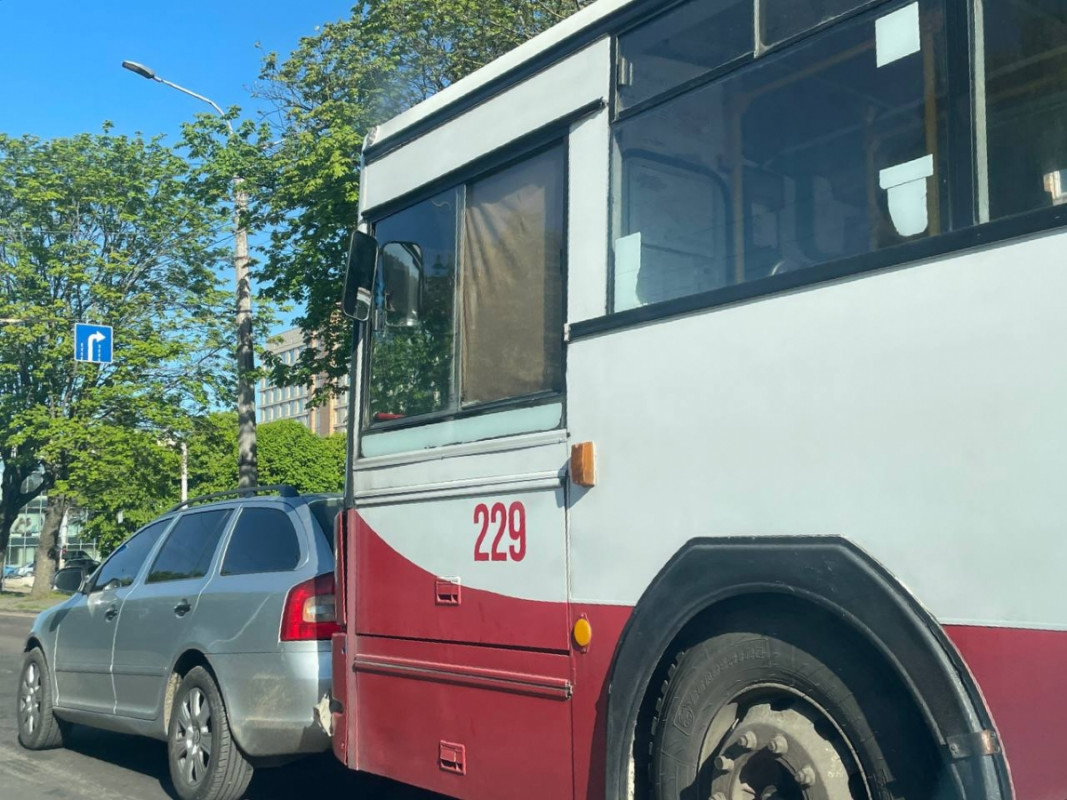 Ранкова аварія у Луцьку: зіткнулися тролейбус та легковик