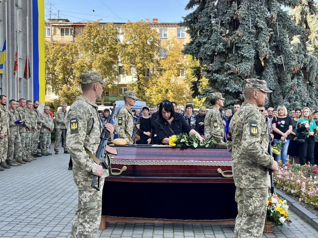 «На власні очі бачив усе пекло війни»: на Волині попрощалися з Героєм Петром Бежаном. Фото