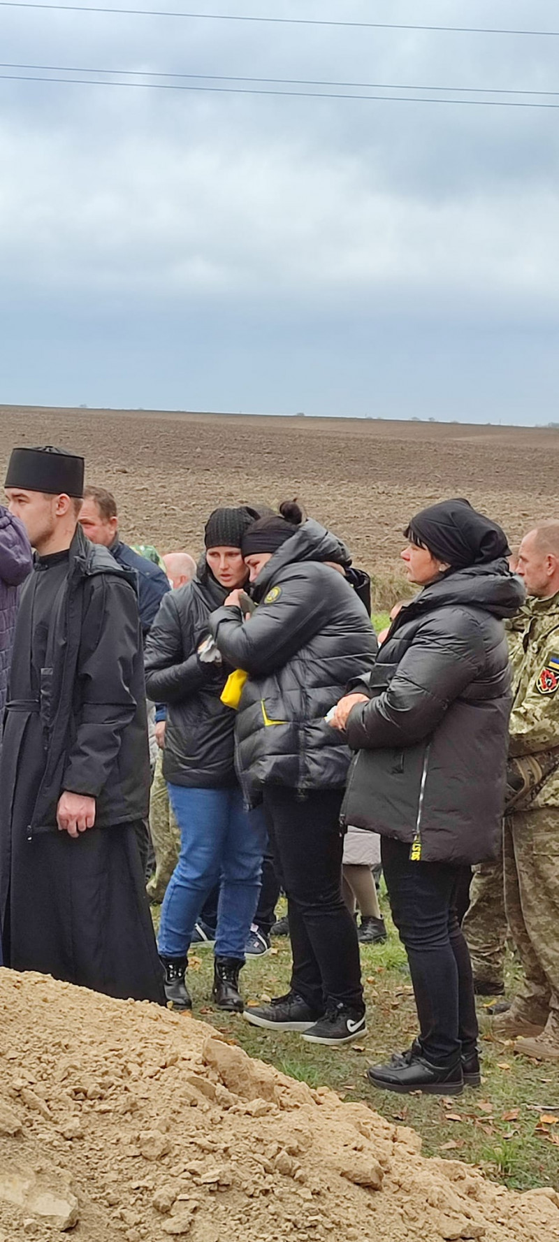 Зійшлося усе село: поховали 29-річного сапера з Луцького району Віталія Костюка. Фото