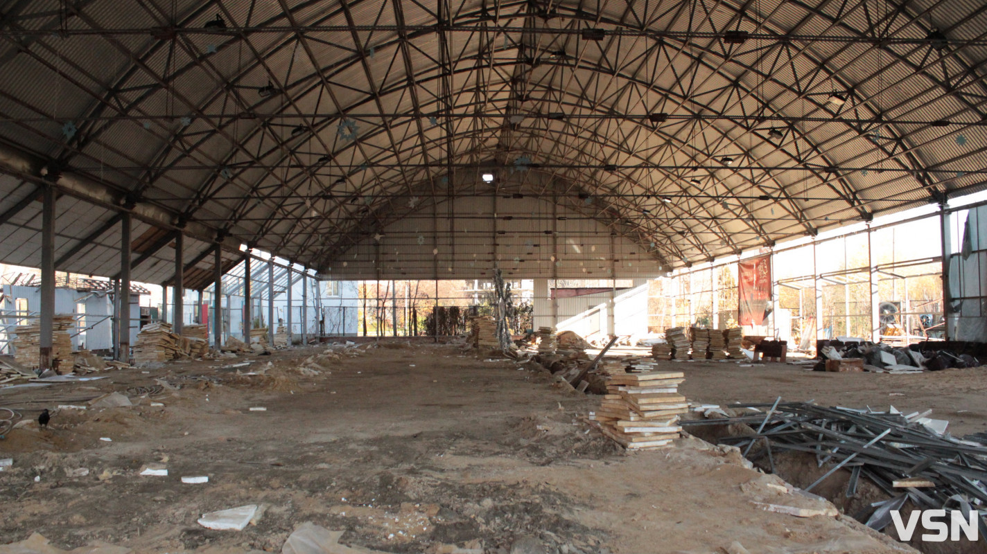 Сніжинка залишилась, арени вже нема: у Луцьку демонтовують «Снігову королеву»