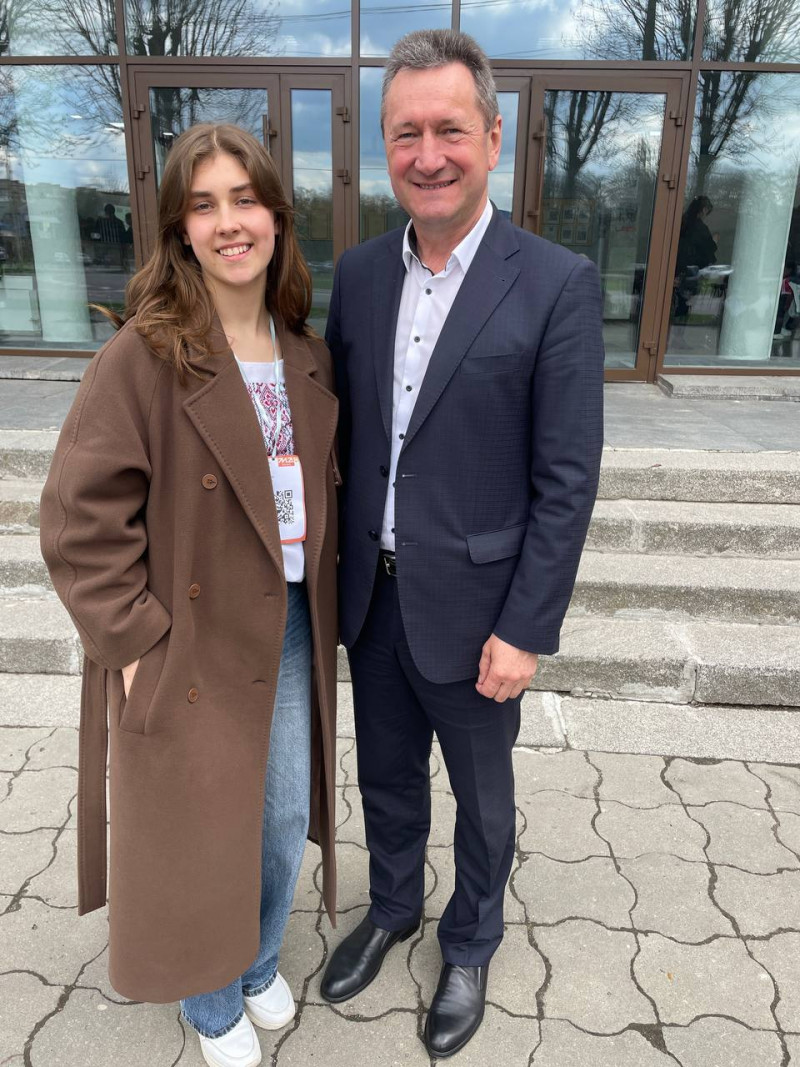 На Волині школярка знайшла троюрідну сестру під час конкурсу з дослідження родоводу