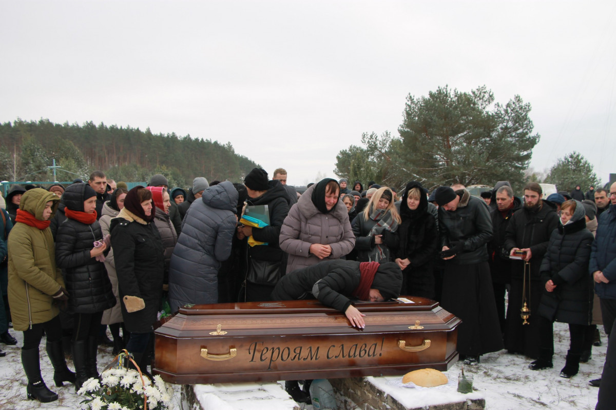 Загинув ще влітку: на Волині все село прийшло на поховання 25-річного Героя Владислава Величка