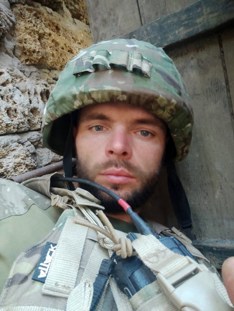 «Усі думали, що я загинув»: поранений прикордонник із Волині провів ніч під деревом, ховаючись від ворожих дронів