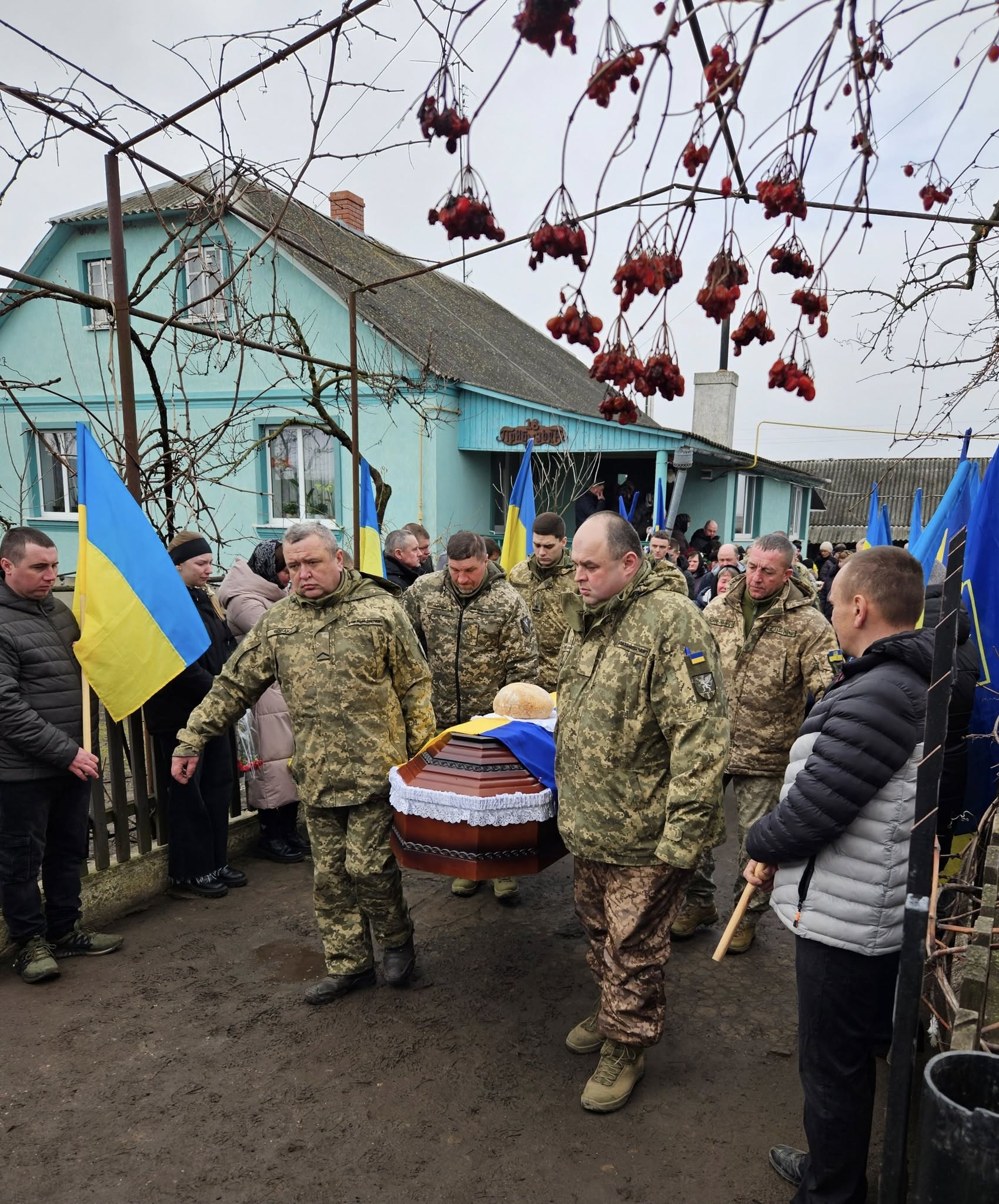 Батьки залишилися без сина, дружина - без опори, діти - без батька: на Волинь «на щиті» востаннє повернувся Герой Володимир Силка