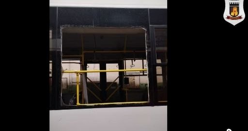 У центрі Луцька дівчина влаштувала «тир» і влучила у тролейбус