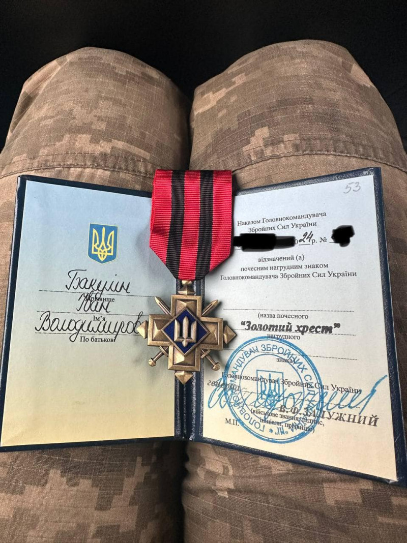 Залужний нагородив «Золотим хрестом» випускника луцького вишу. Фото