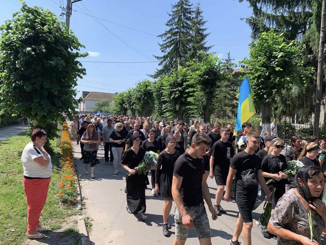 Щирий і добрий син, чоловік, товариш: на Волині попрощалися з молодим військовим. Фото