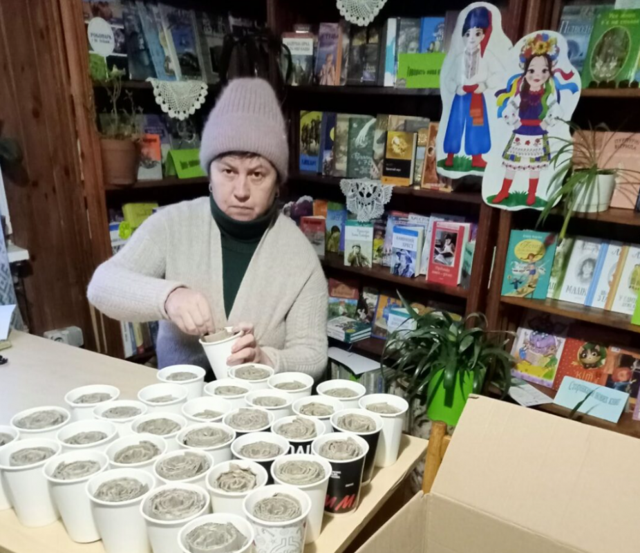 Збирає історії села, возить книги читачам і допомагає війську: незвичайна бібліотекарка з Волині
