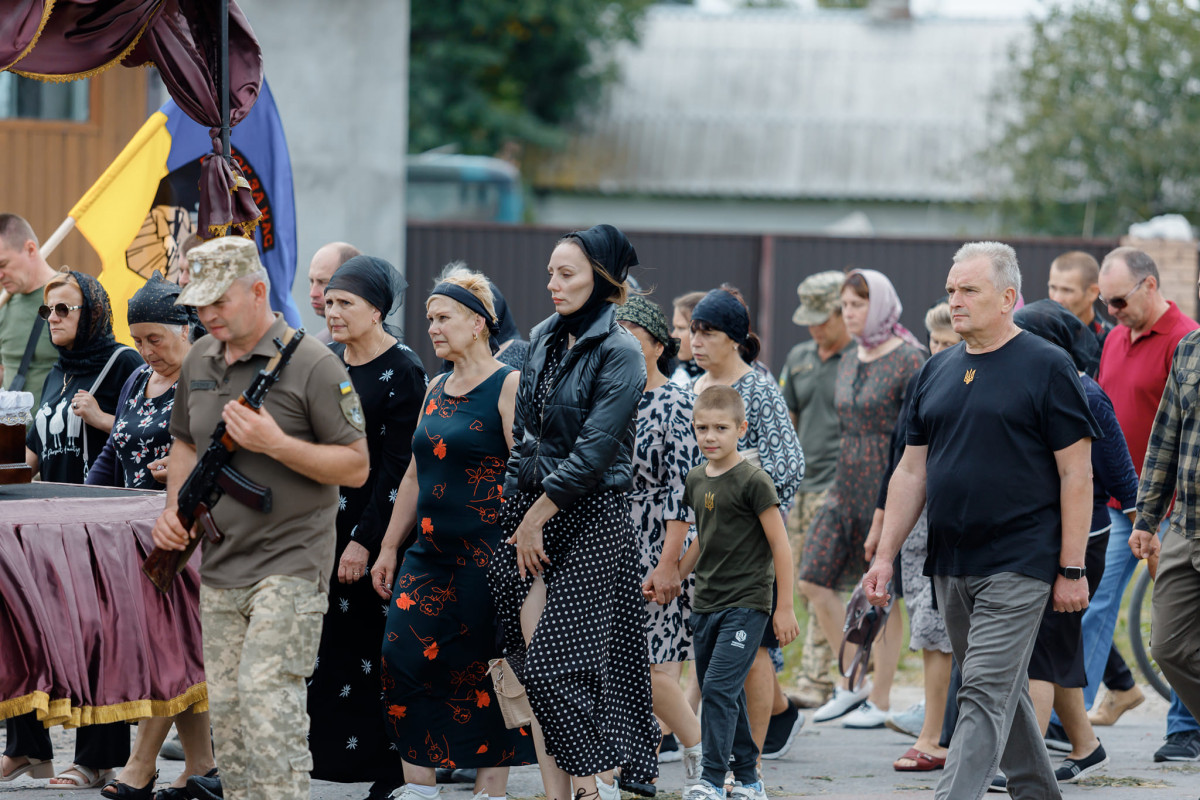 Загинув унаслідок ворожого мінометного обстрілу: на Волині попрощались із Героєм Леонідом Івчуком