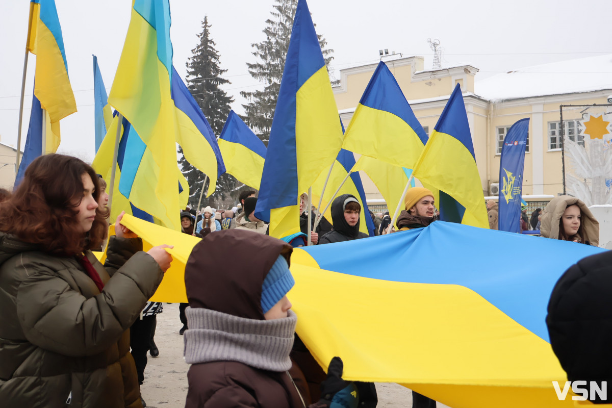 Лучани об’єдналися в «Ланцюг Єднання» до Дня Соборності України. Фоторепортаж